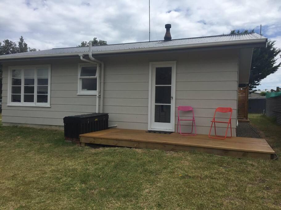 Relaxed Beach Retreat, Mod Family Friendly Bach Foxton Beach Exterior photo